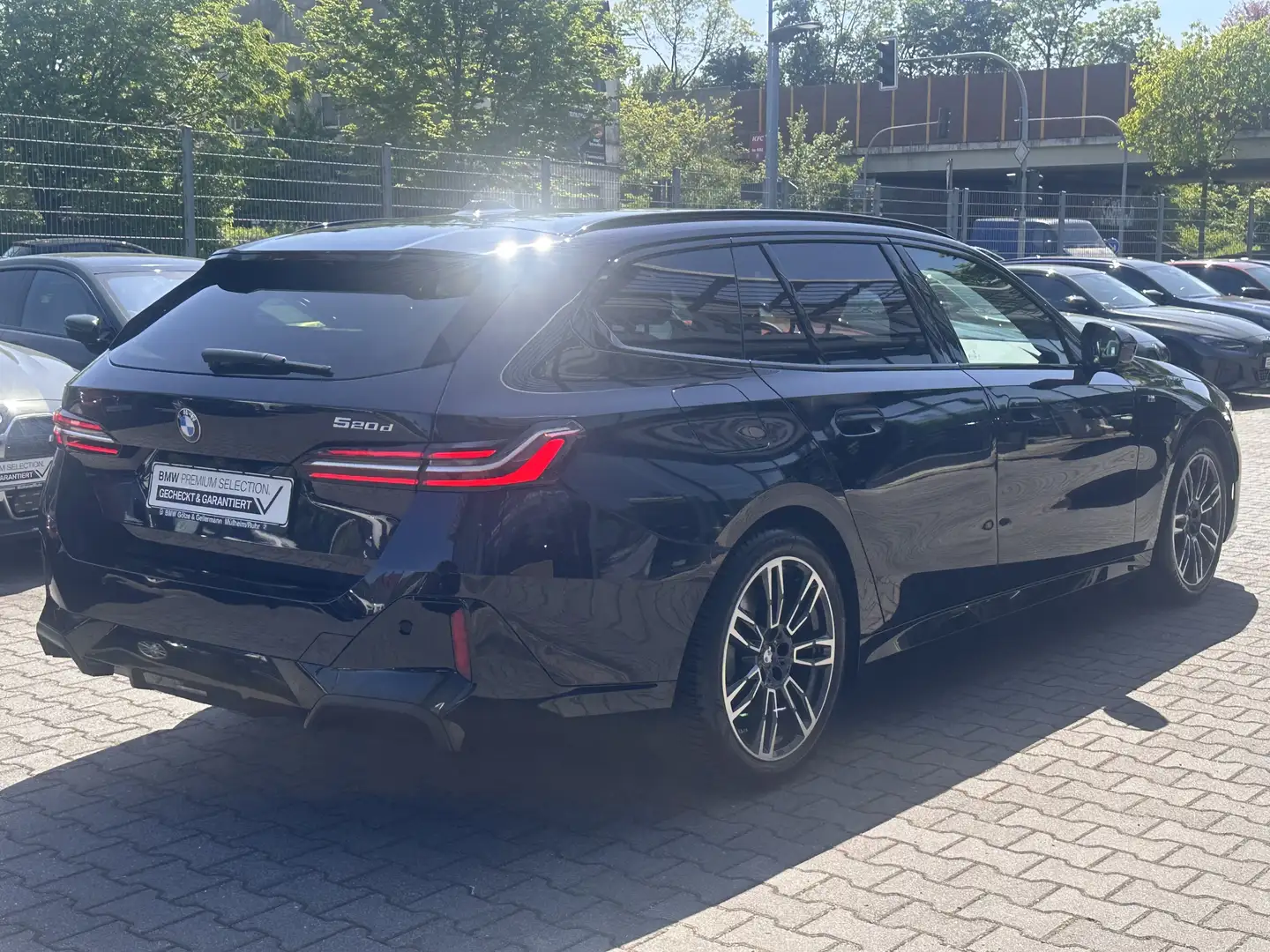 BMW 520 d Touring M Sport //Autobahnassistent AHK Schwarz - 2