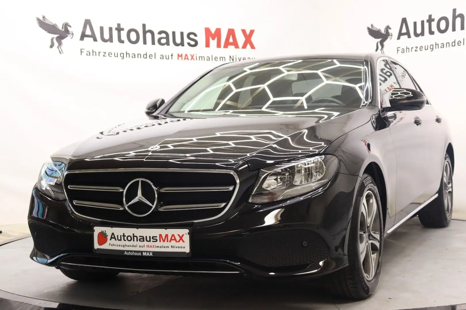 Mercedes-Benz E 200 ~1.Hand~Rentner~PDC~MFL~Tempom~wenigKM Negro - 1