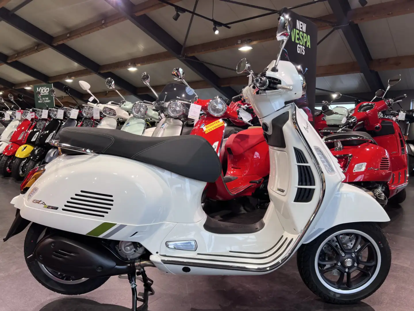 Vespa GTS Super Tech 125 Wit - 1