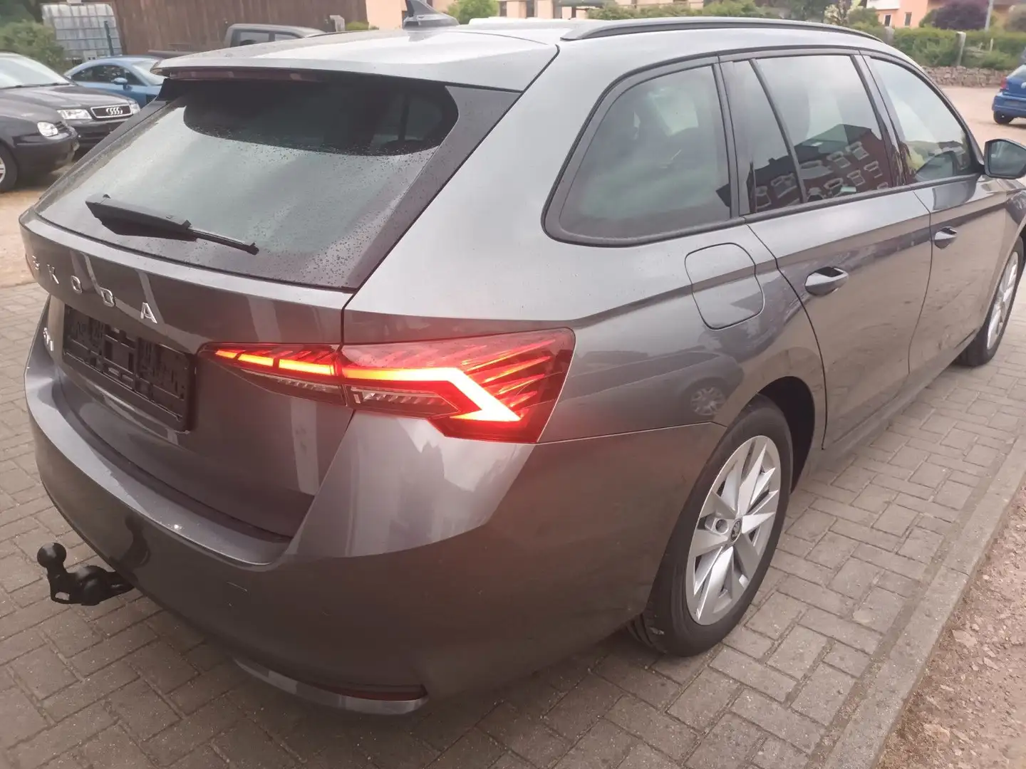 Skoda Octavia OCTAVIA COMBI TDI-DSG SELECTION LED+NAVI+AHK+KAM Gris - 2