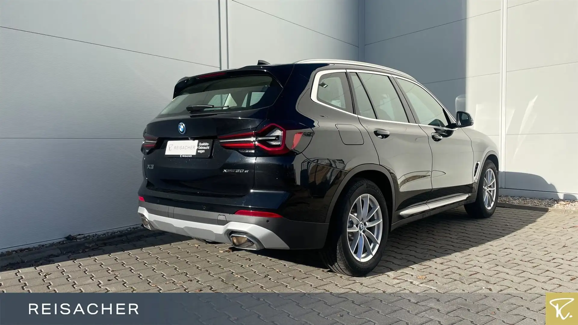 BMW X3 xDrive 30e A AHK,DAProf,Leder,Autom Schwarz - 2