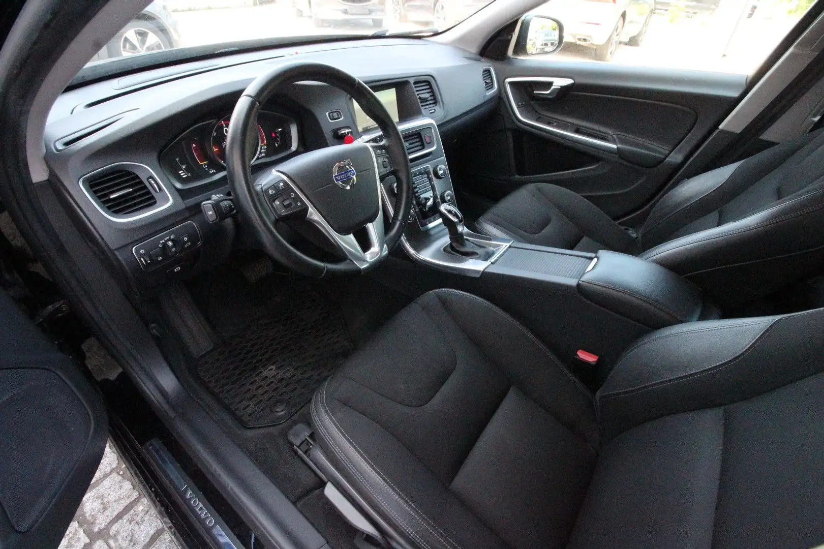 Volvo V60 Kombi Linje Business~ACC~SPUR~BLIS~XENON~ Schwarz - 2
