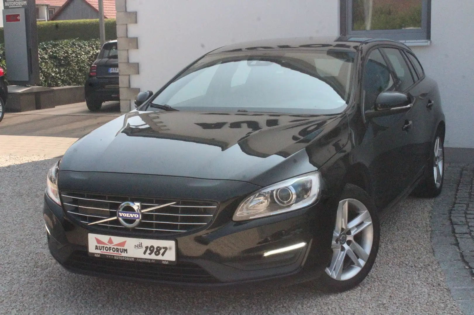 Volvo V60 Kombi Linje Business~ACC~SPUR~BLIS~XENON~ Schwarz - 1
