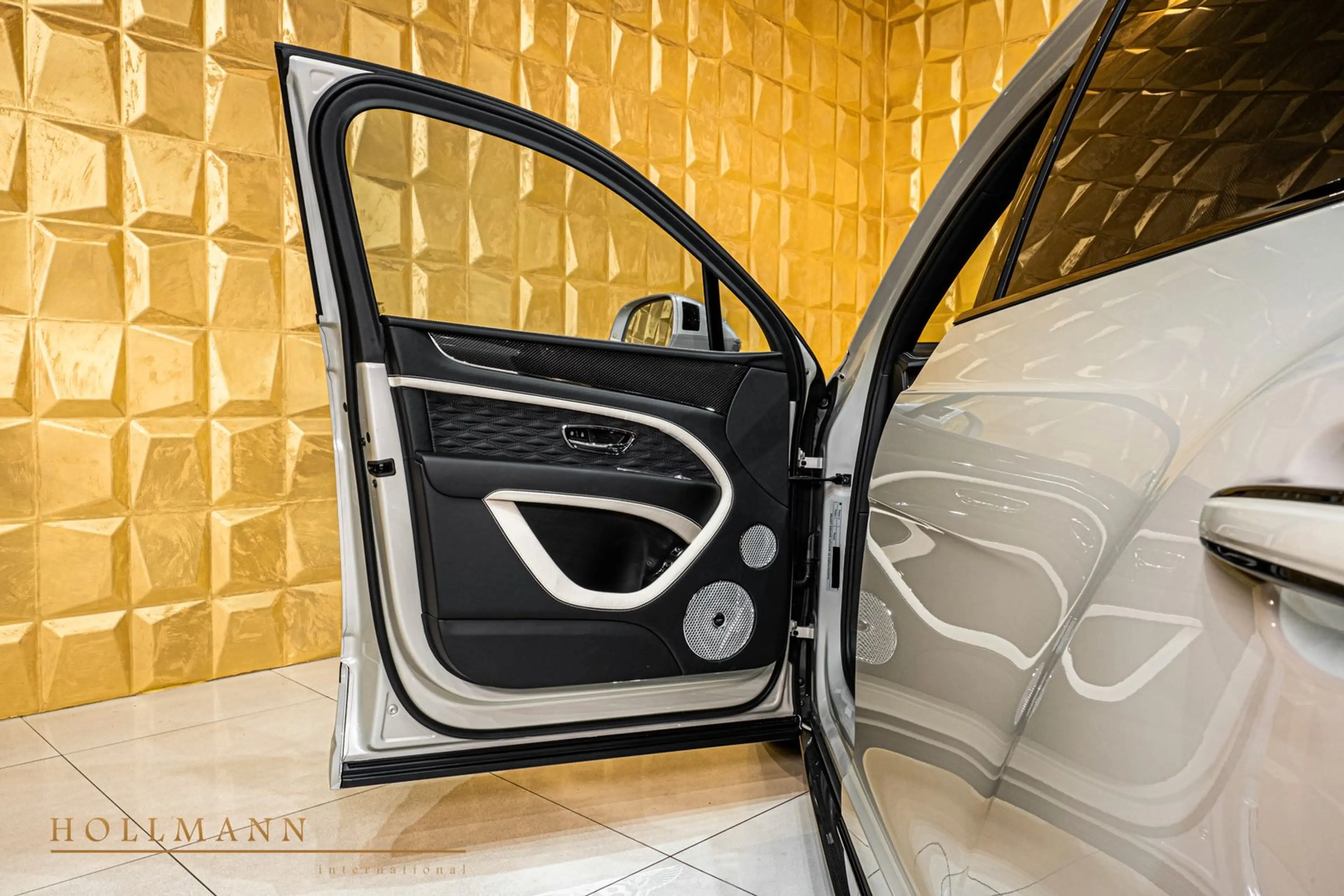 Bentley Bentayga Speed + MY2026 + CARBON + NAIM + TV + — photo 15