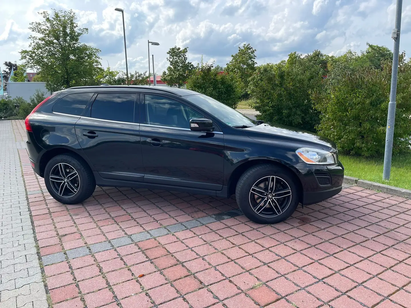 Volvo XC60 XC60 D4Momentum Schwarz - 1