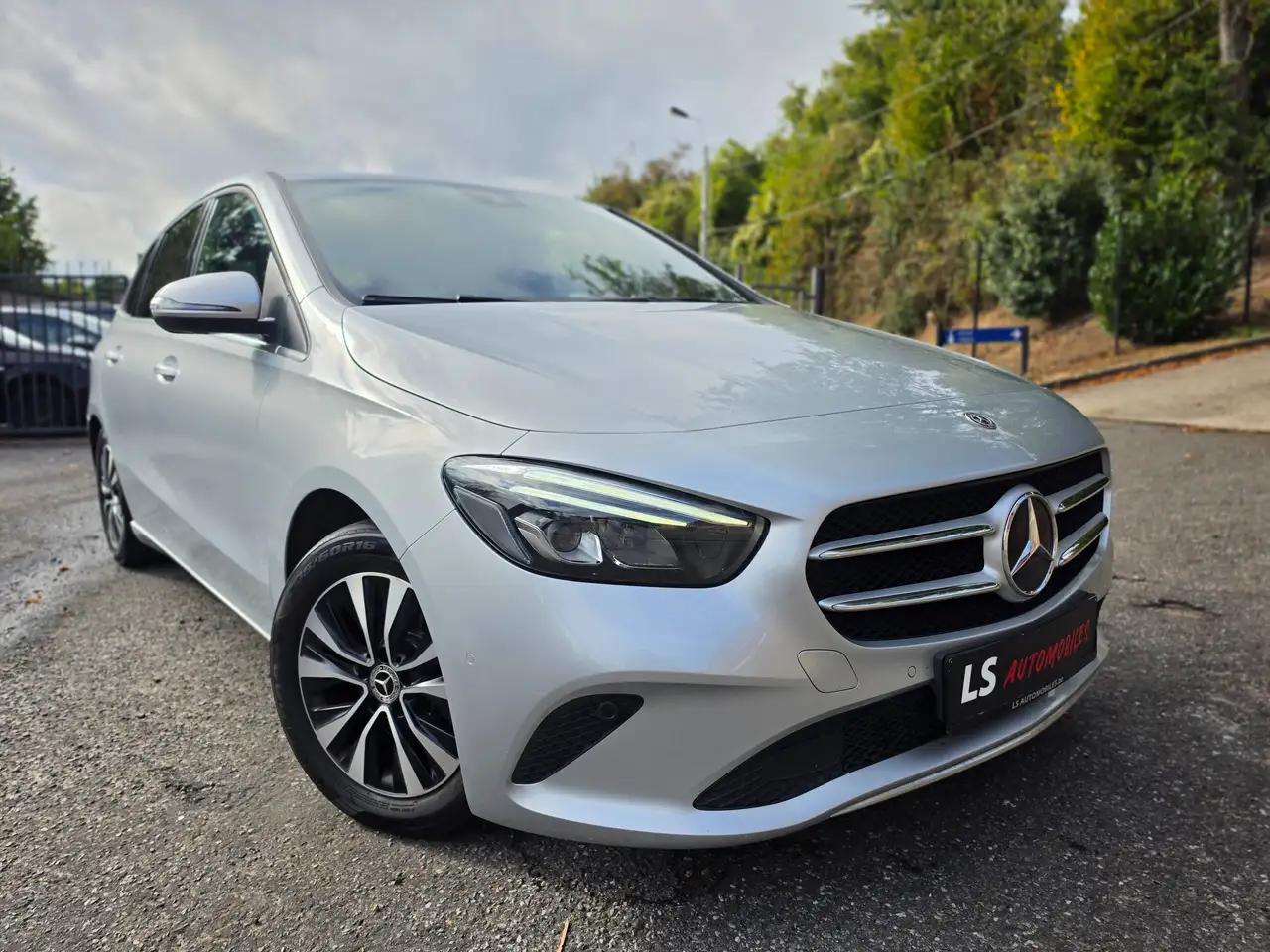 Mercedes-Benz B 180