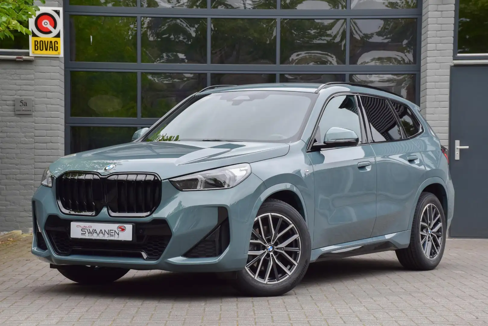 BMW X1 18i M Sport | LED | Carplay | Fabrieksgarantie Groen - 1