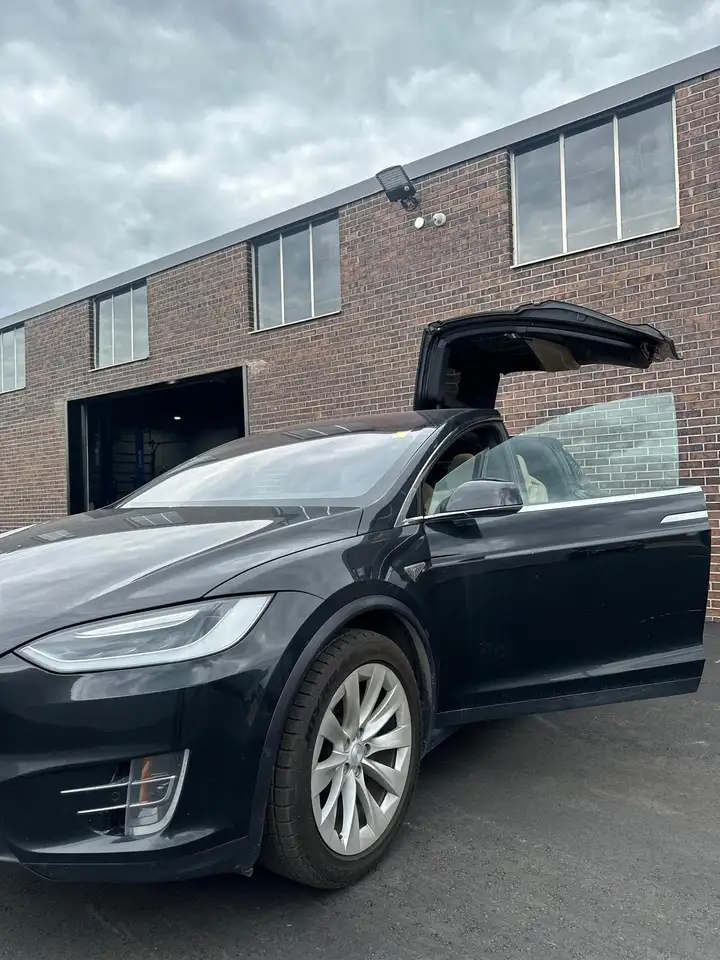 Tesla Model X fotografie Tesla Model X