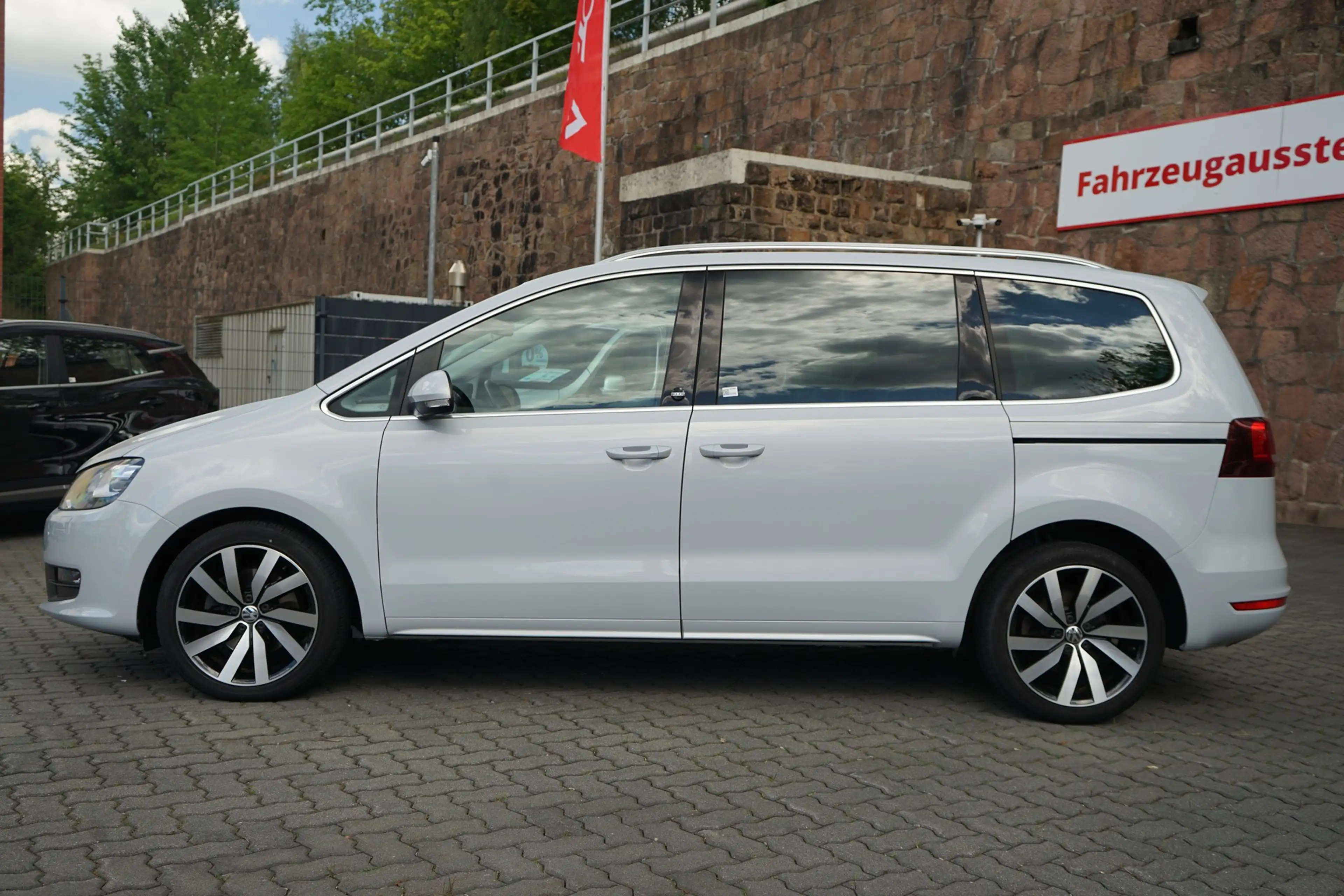 Volkswagen Sharan 1.4 TSI DSG Sound Bi-Xenon Standheizung ACC — photo 3