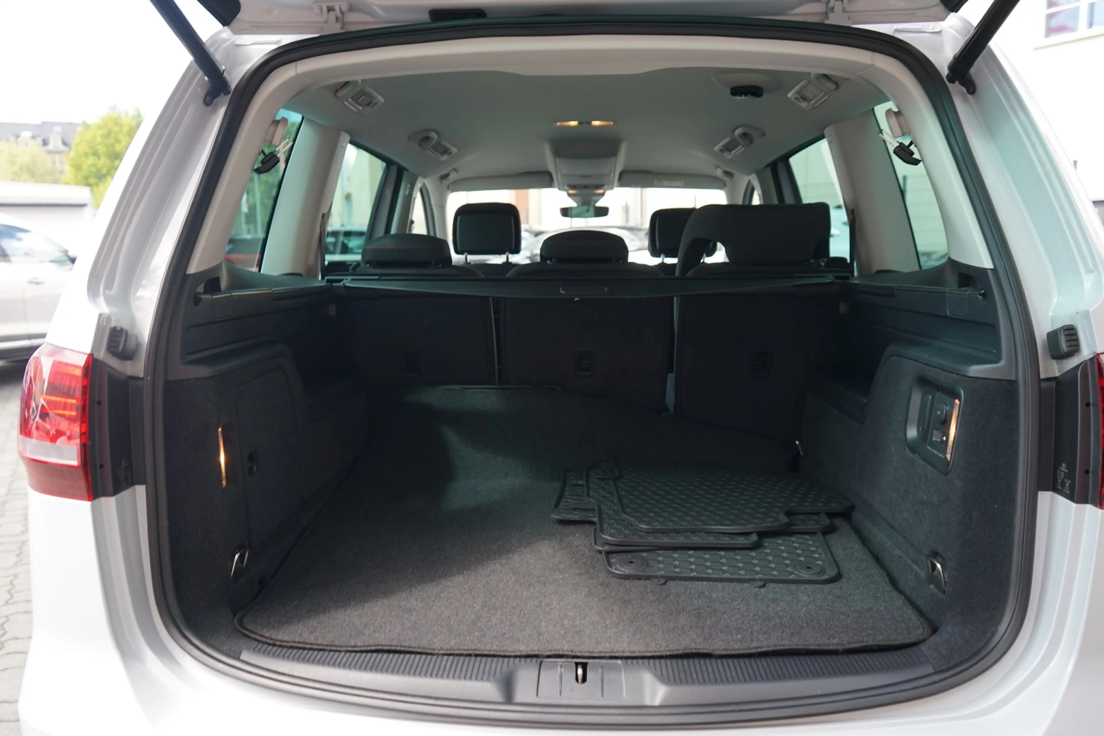 Volkswagen Sharan 1.4 TSI DSG Sound Bi-Xenon Standheizung ACC — photo 27