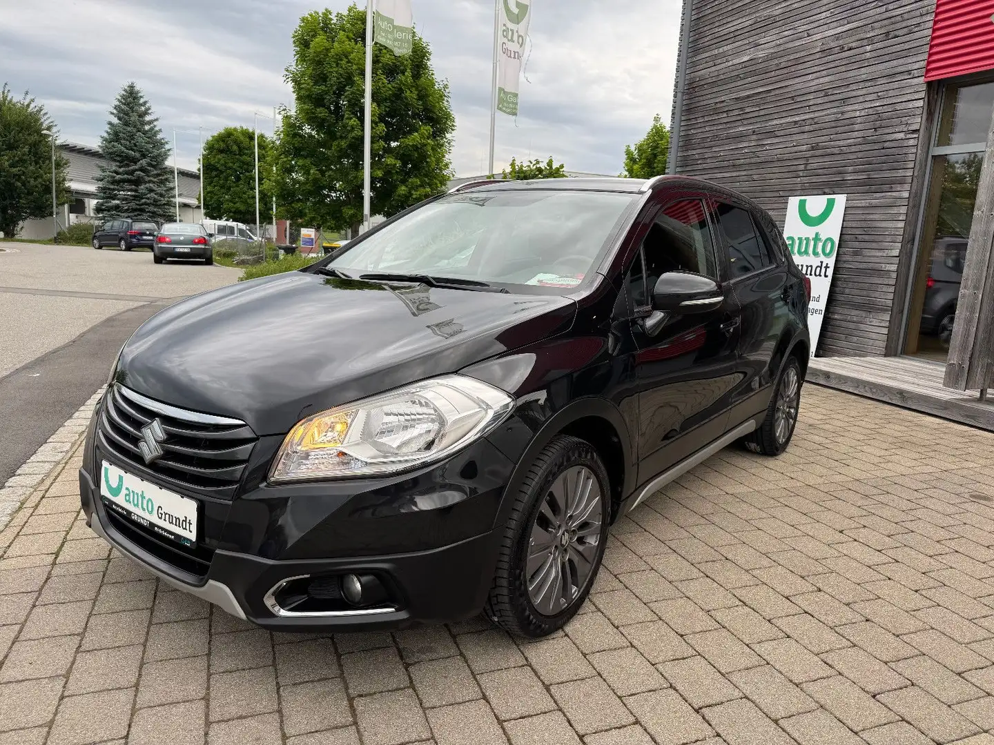 Suzuki SX4 S-Cross Limited+ 4x4 Schwarz - 2