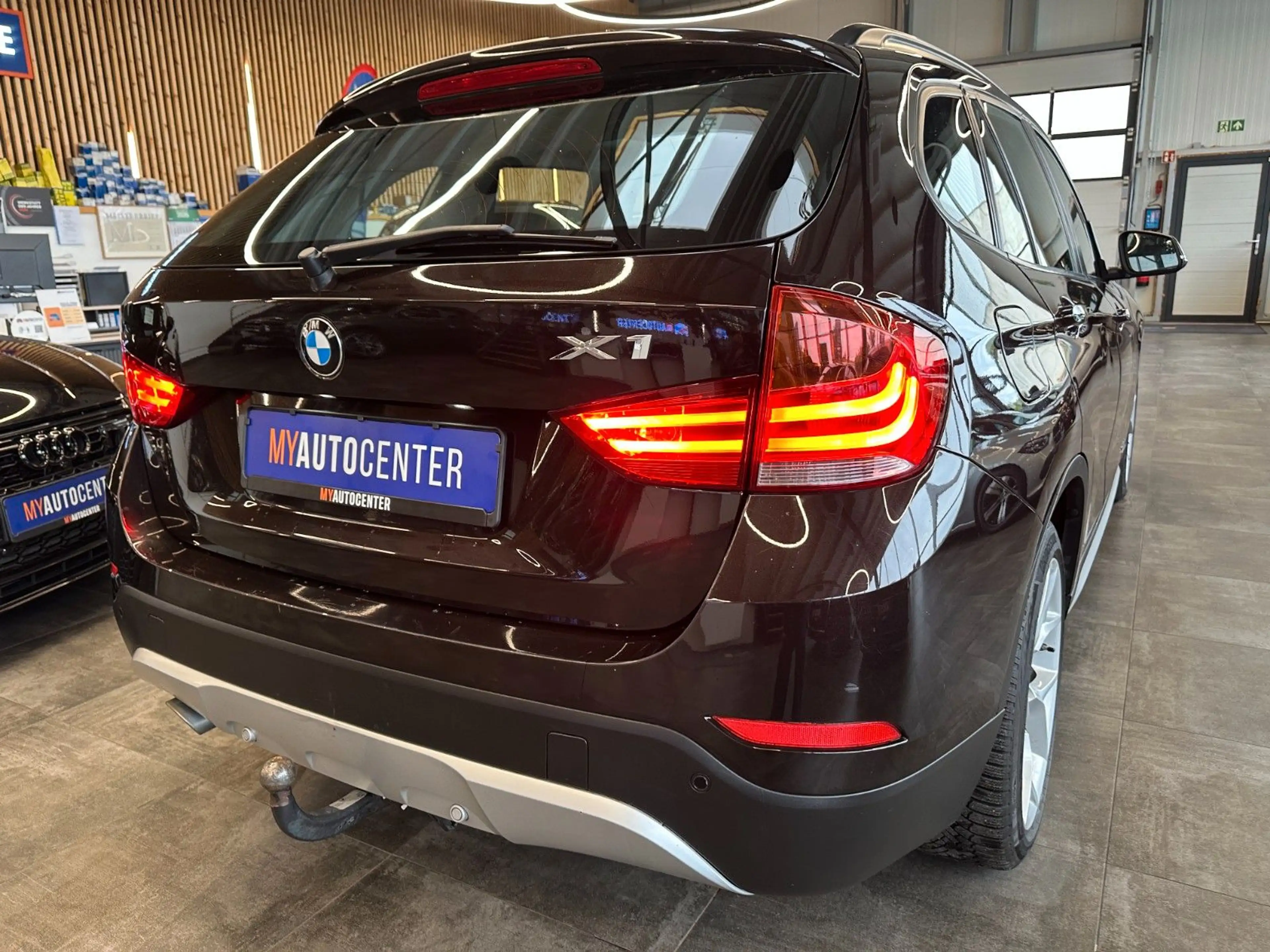 BMW X1 xDrive *PANO*TEMPOMAT*AHK*NAV*PDC*KLIMA* — photo 2