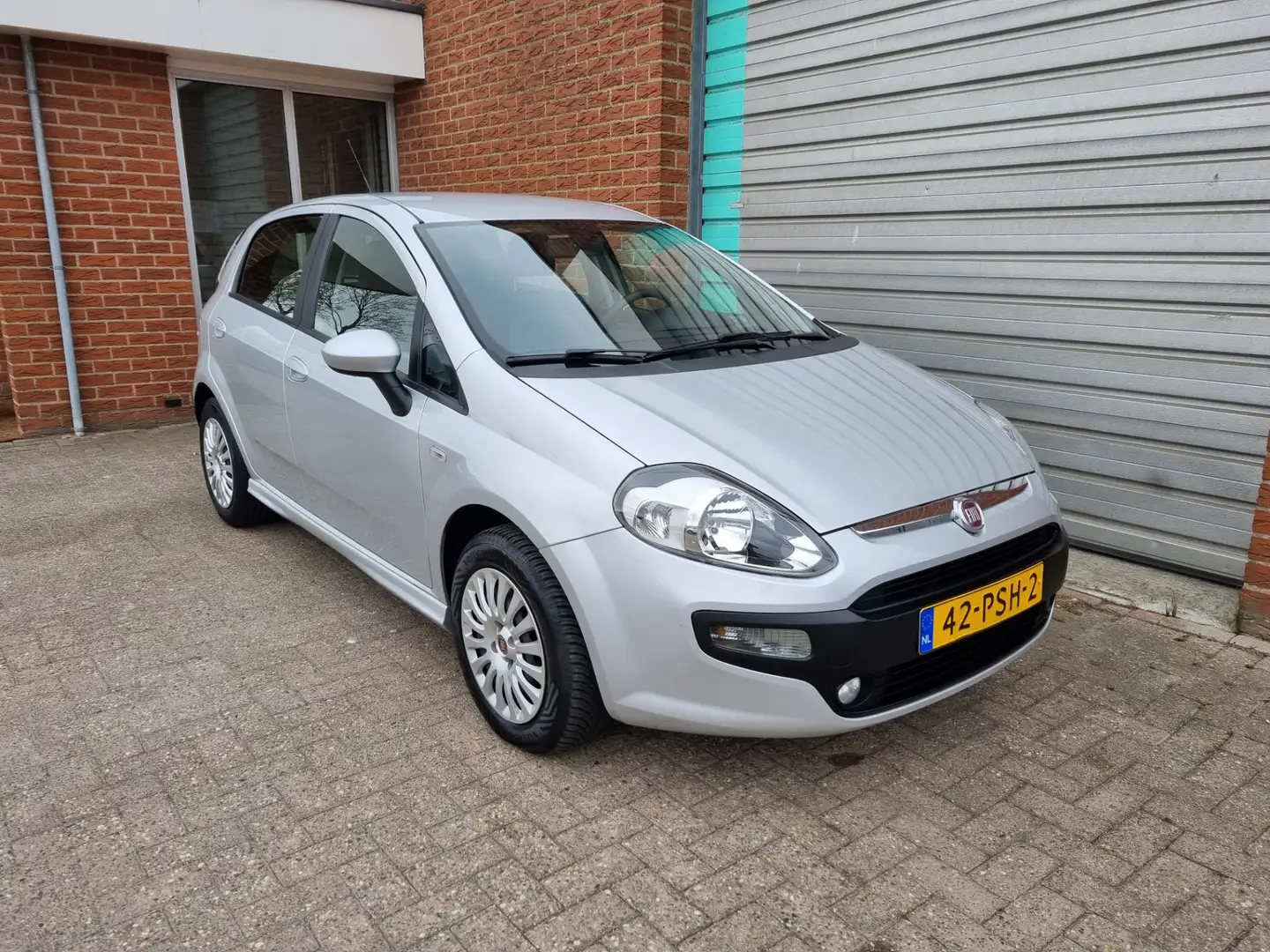 Fiat Punto Evo 1.3 M-Jet Dynamic Bj:2011 NAP! Grau - 2