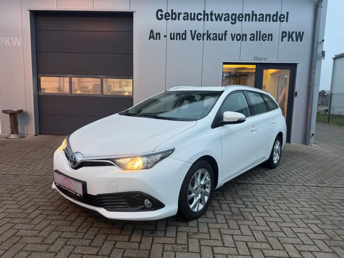 Toyota Auris Touring Sport*TEMPOMAT*GJREIFEN*KLIMAAUTO Blanc - 1