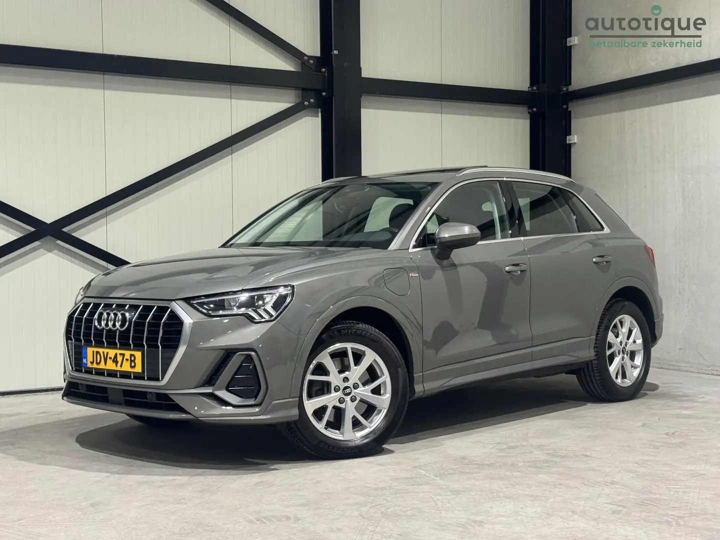 Audi Q3 45 TFSI e S edition Aut. | panorama | navi | trekh Grigio - 1