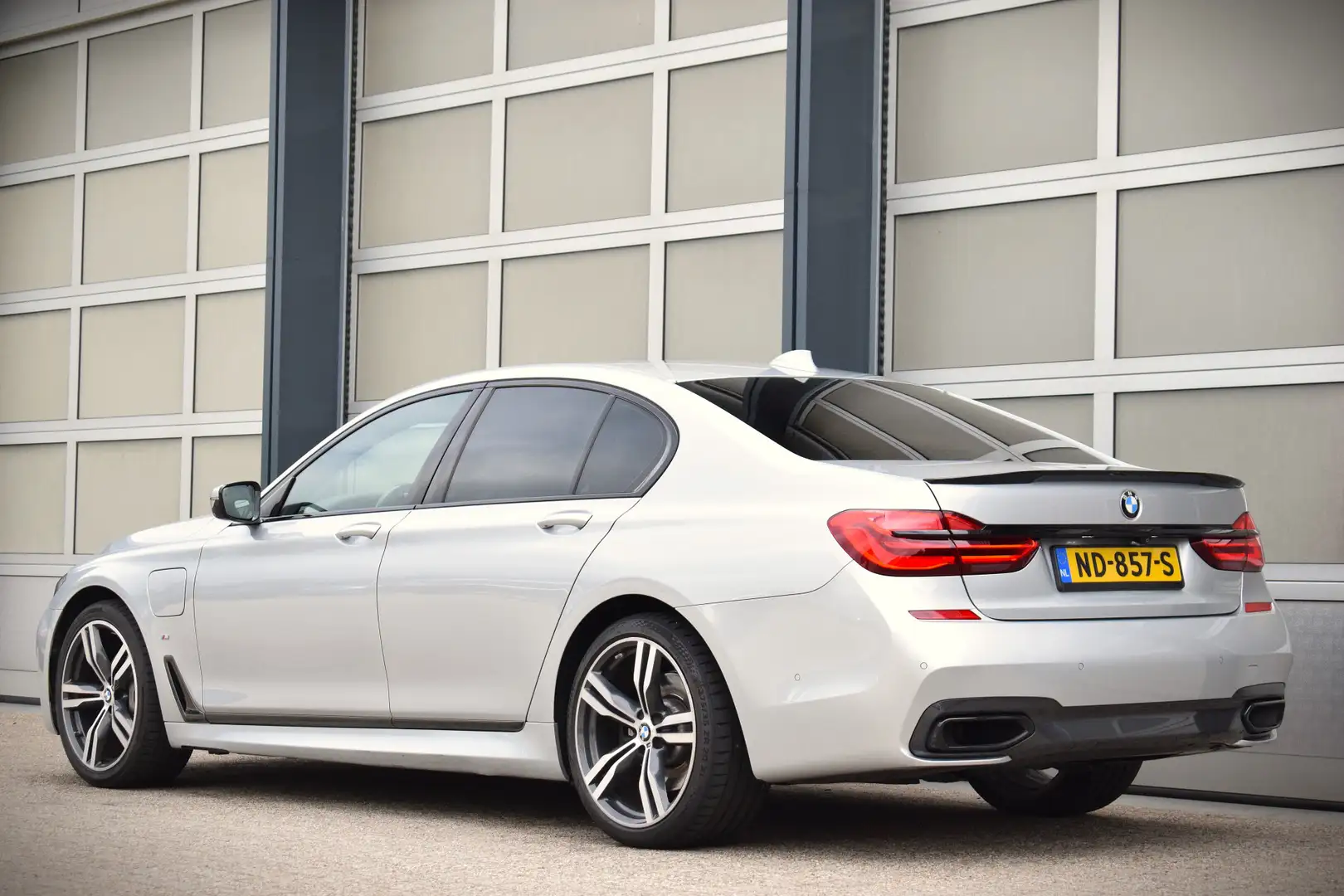 BMW 740 7-serie 740e M-Sport iPerformance High Executive D Grijs - 2