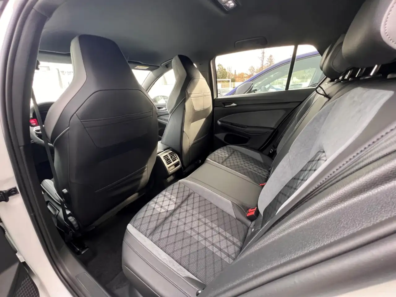 Volkswagen Golf VIII R-Line eTSI 1.5 LED Navi Keyless Kurvenlicht 9