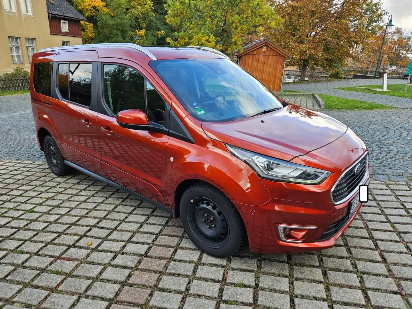 Ford Grand Tourneo Connect Titanium Orange - 1