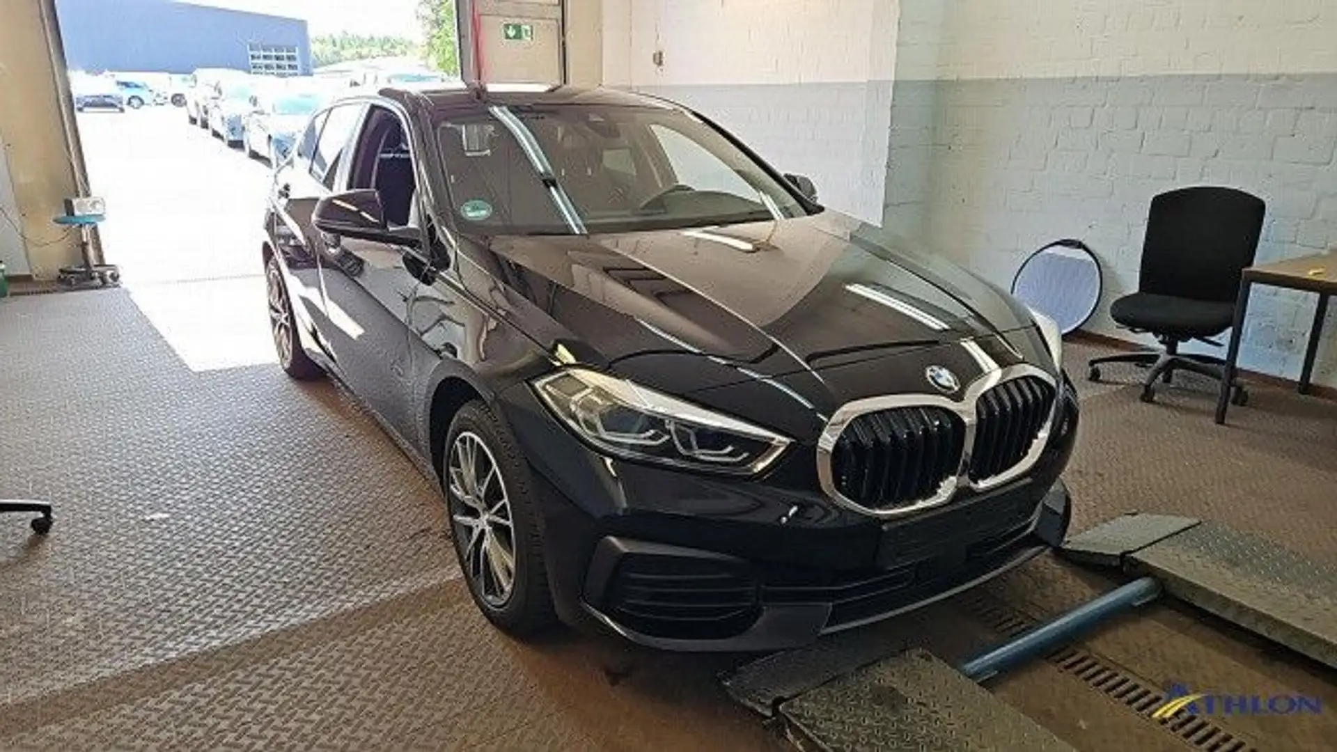 BMW 116 d Autom Advantage Navi LED SiHz PDC Tempo DAB Schwarz - 2