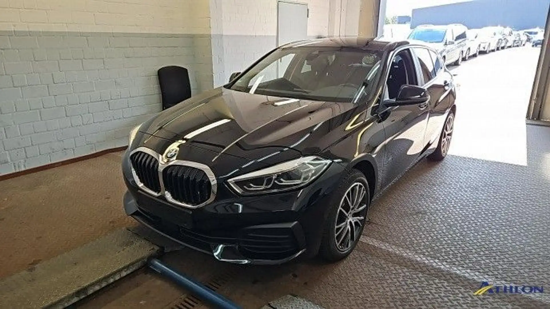 BMW 116 d Autom Advantage Navi LED SiHz PDC Tempo DAB Schwarz - 1