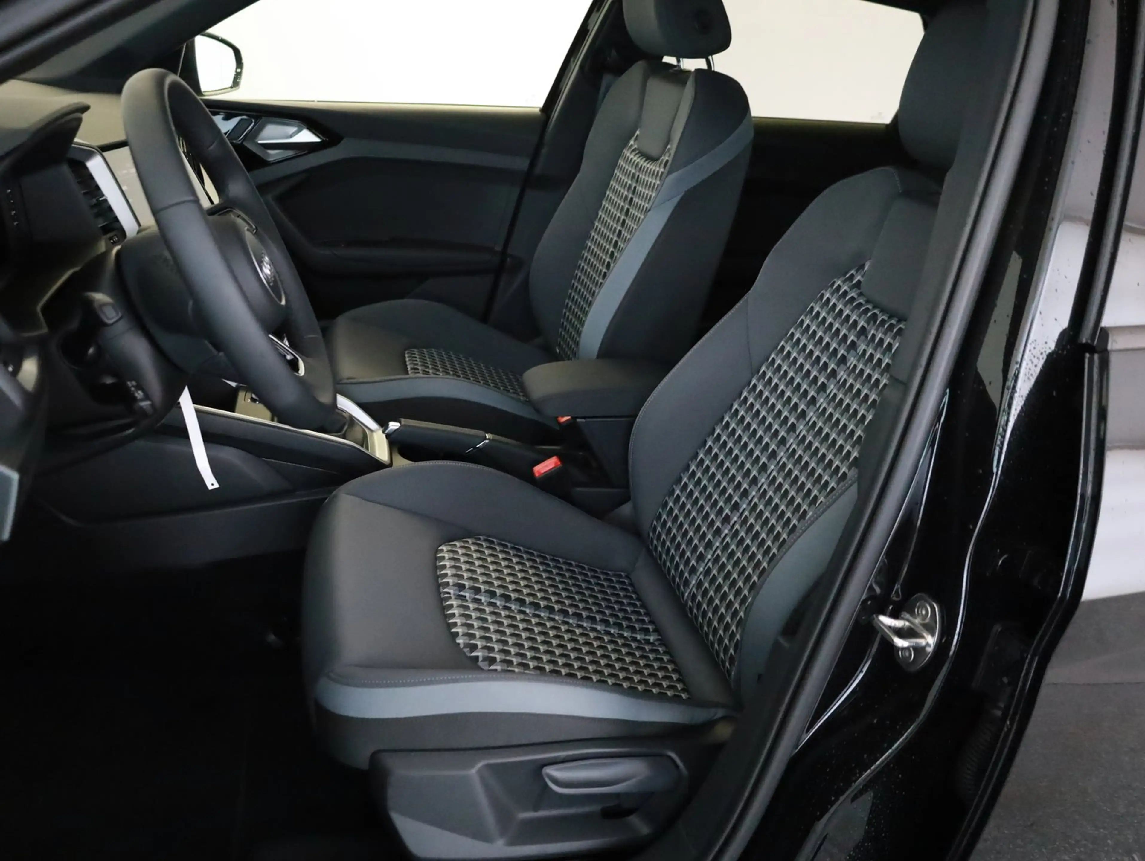 Audi A1 25 TFSI intense — photo 3