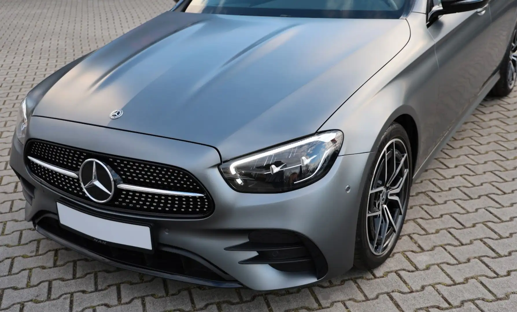Mercedes-Benz E 220 d T AMG Line Night Magno Pano AHK Widescree Grau - 2