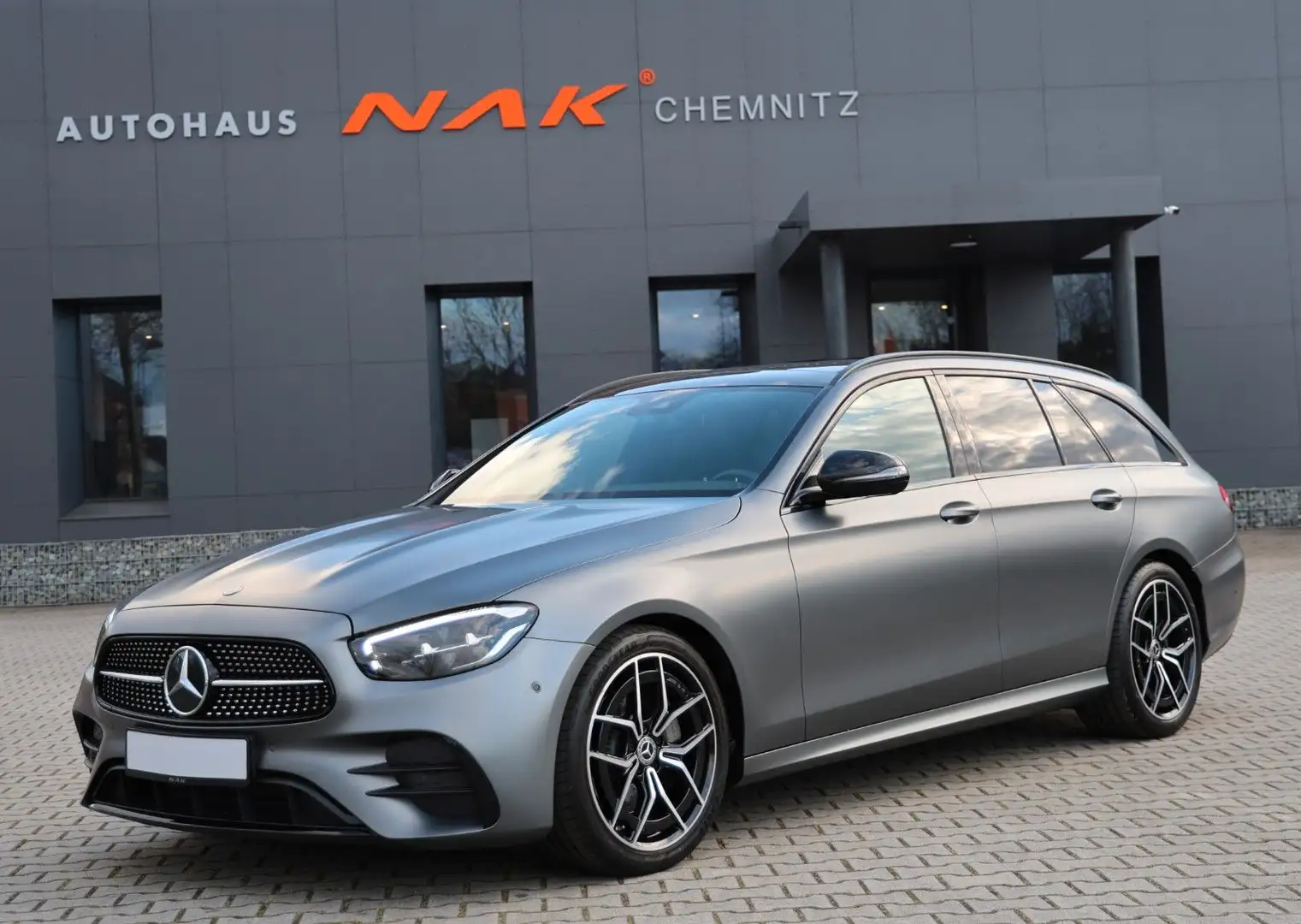 Mercedes-Benz E 220 d T AMG Line Night Magno Pano AHK Widescree Grau - 1