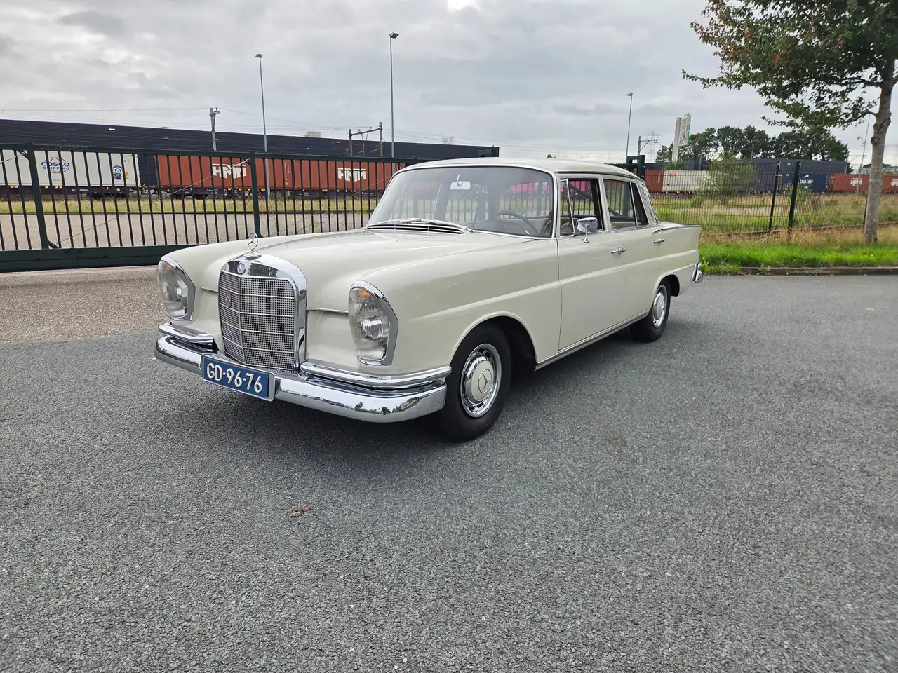 Mercedes-Benz E 220 undefined, foto 1
