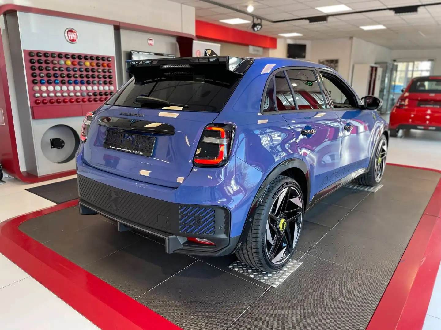 Abarth 600e Scorpionissima 207 kW 280 PS Violet - 2