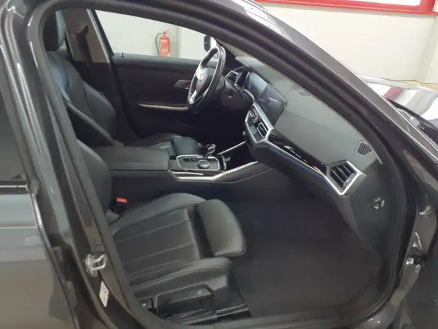BMW 3 Series view 12