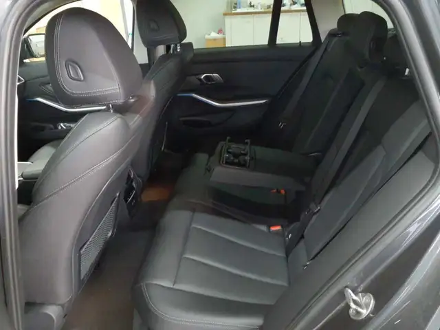 BMW 3 Series view 8