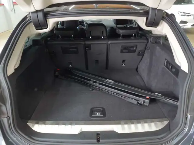 BMW 3 Series view 10