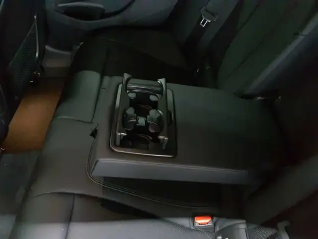 BMW 3 Series view 9