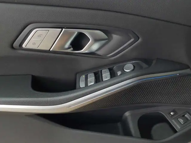 BMW 3 Series view 4
