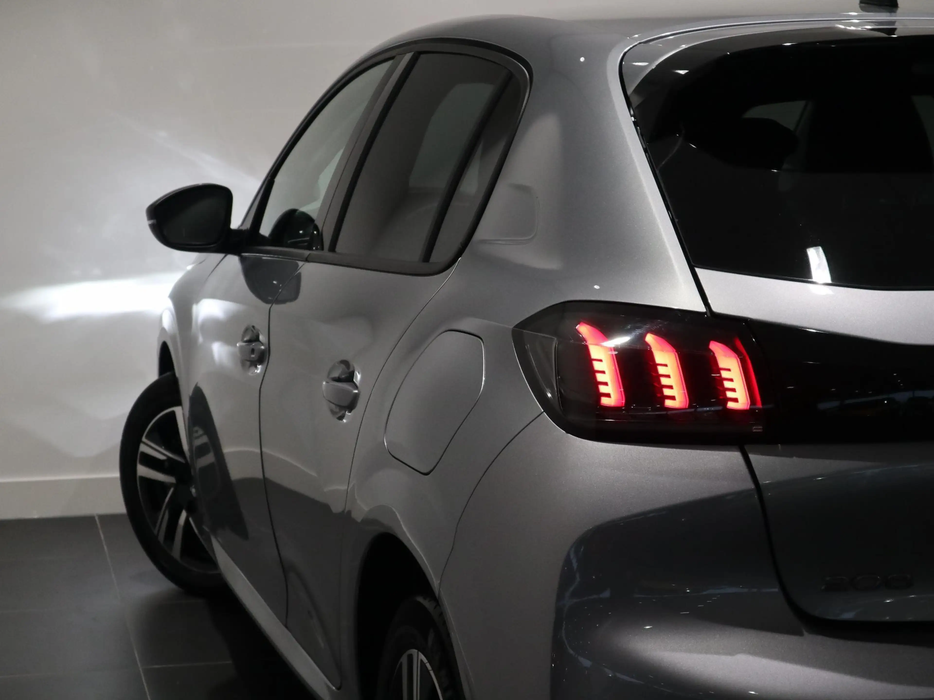 Peugeot 208 1.2 PureTech 100 MAN6 S&S Allure — photo 6