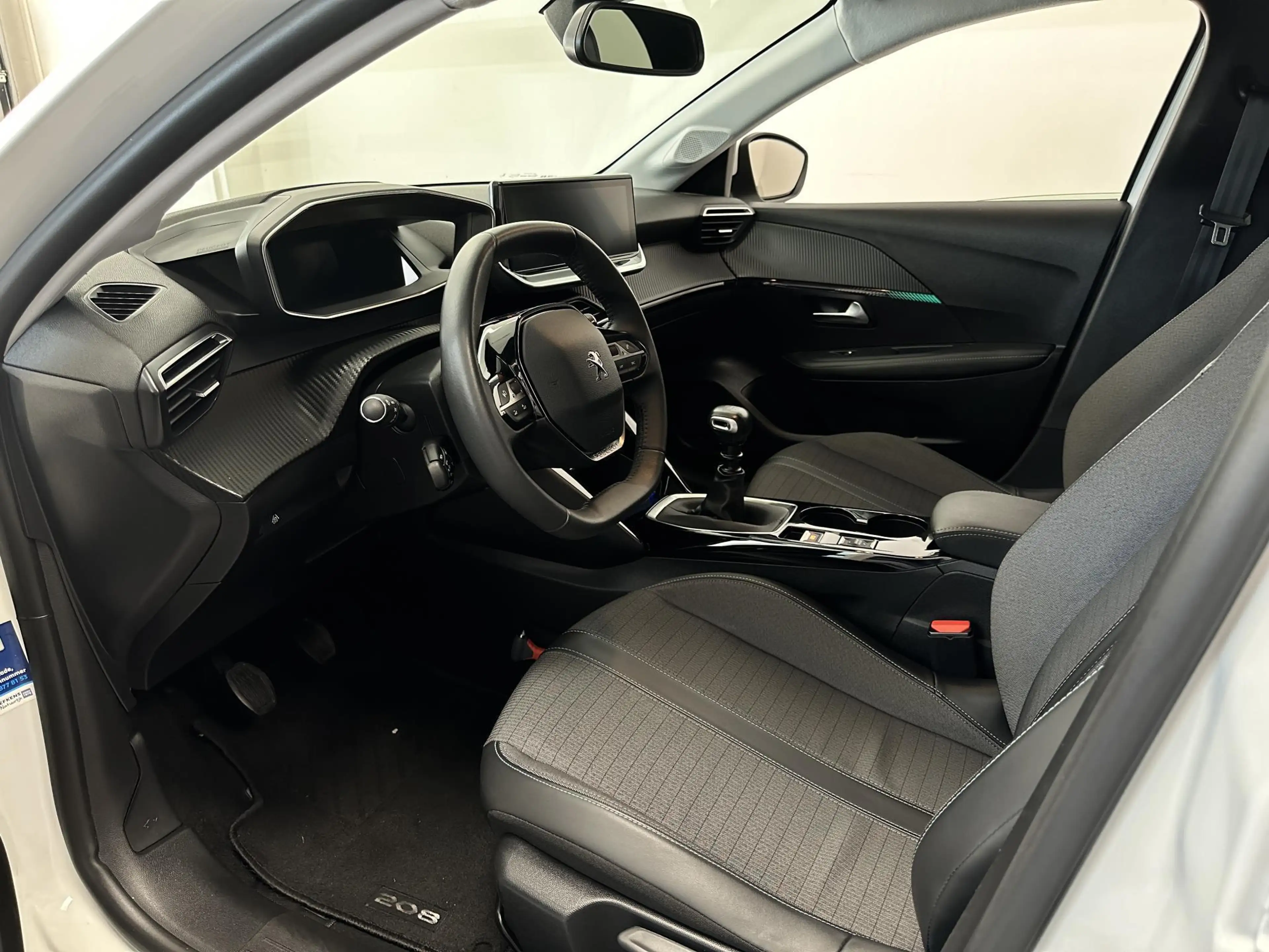 Peugeot 208 1.2 PureTech 100 MAN6 S&S Allure — photo 7
