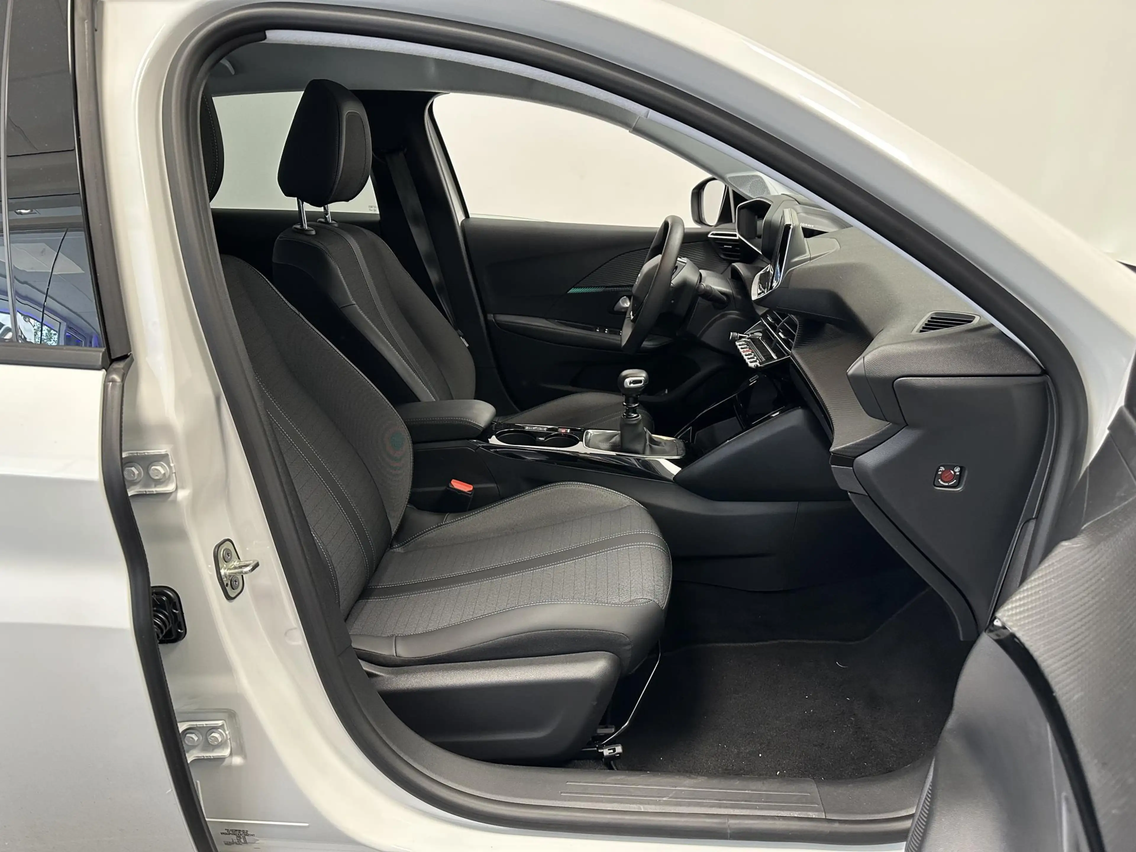 Peugeot 208 1.2 PureTech 100 MAN6 S&S Allure — photo 9