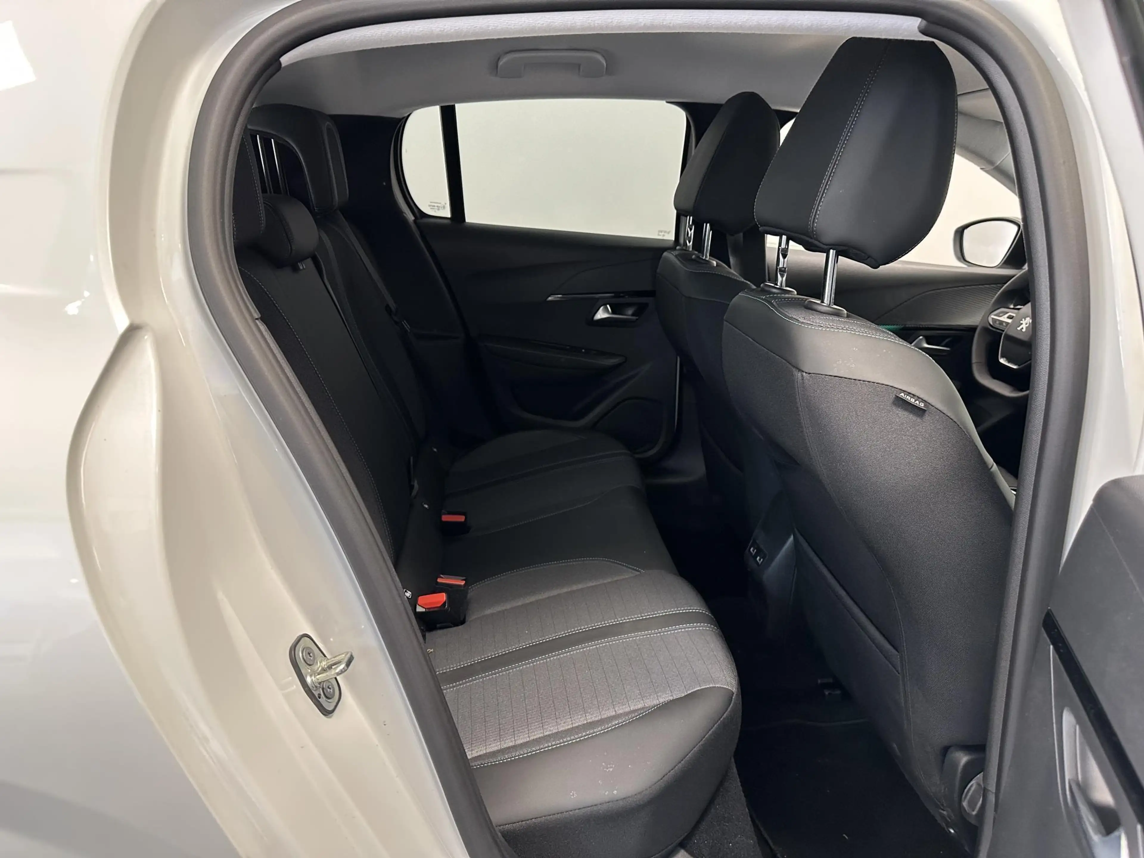 Peugeot 208 1.2 PureTech 100 MAN6 S&S Allure — photo 8