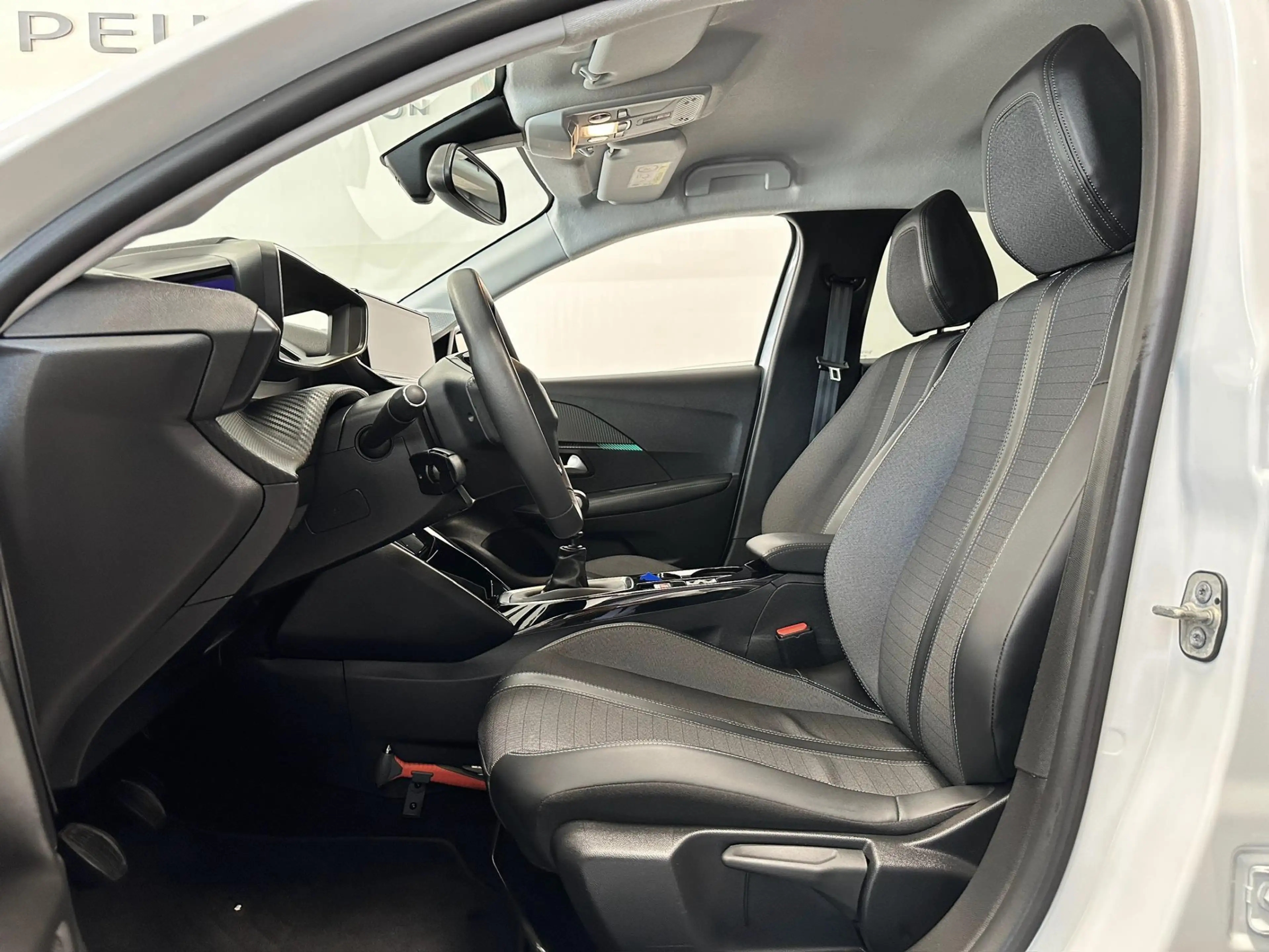 Peugeot 208 1.2 PureTech 100 MAN6 S&S Allure — photo 10