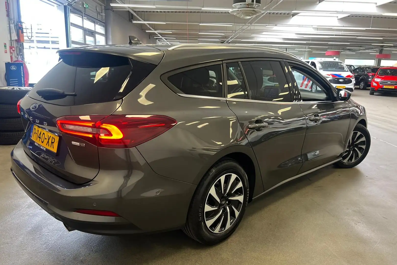 Ford Focus Wagon 1.0 EcoBoost Hybrid 125pk Titanium Style | C Grau - 2