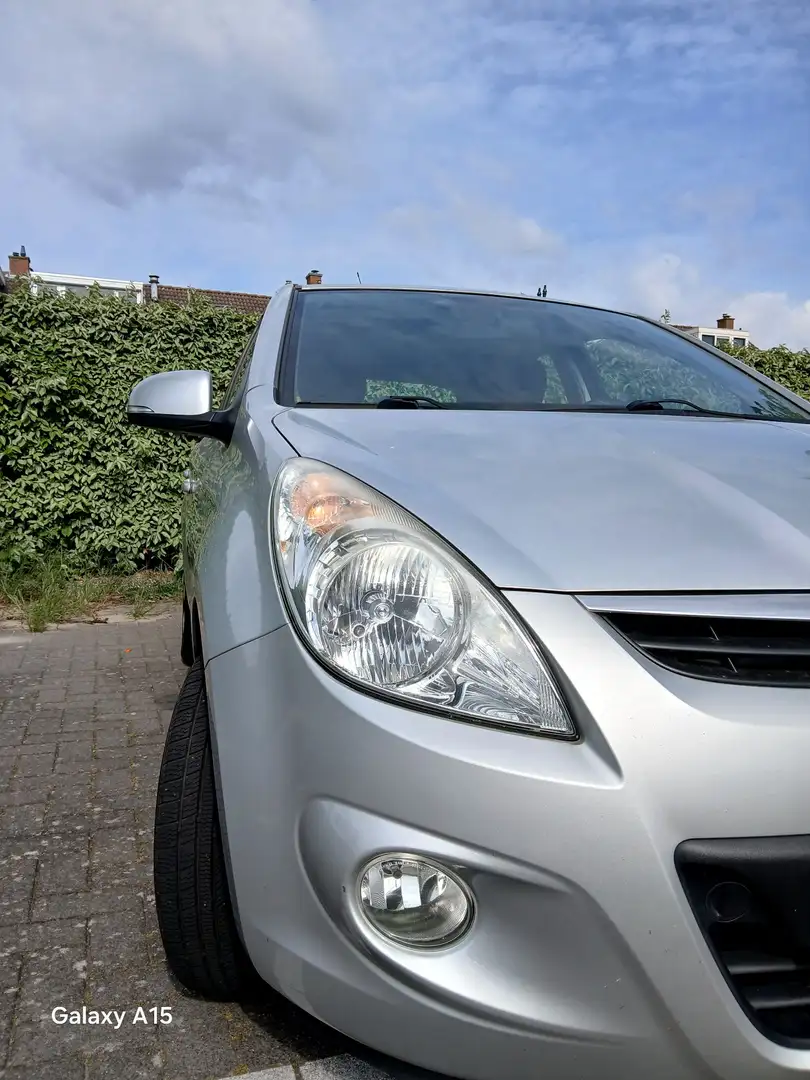 Hyundai i20 1.2i i-Catcher Zilver - 1