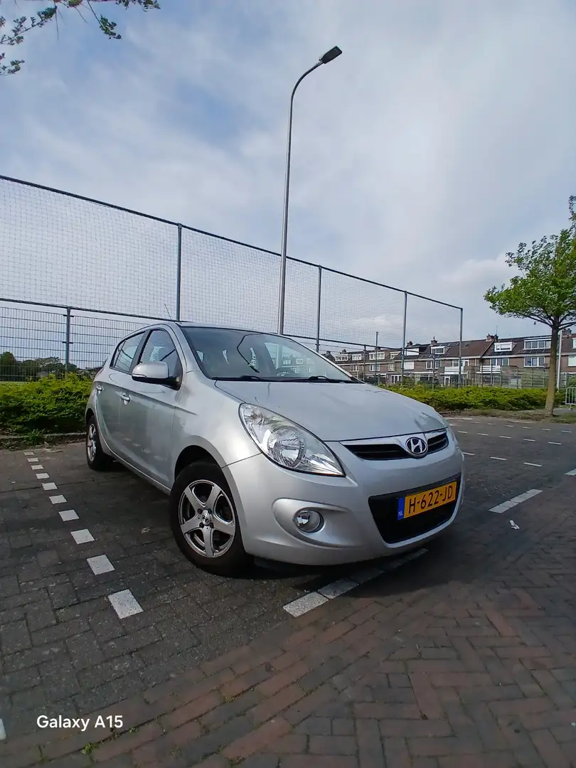 Hyundai i20 1.2i i-Catcher Zilver - 2