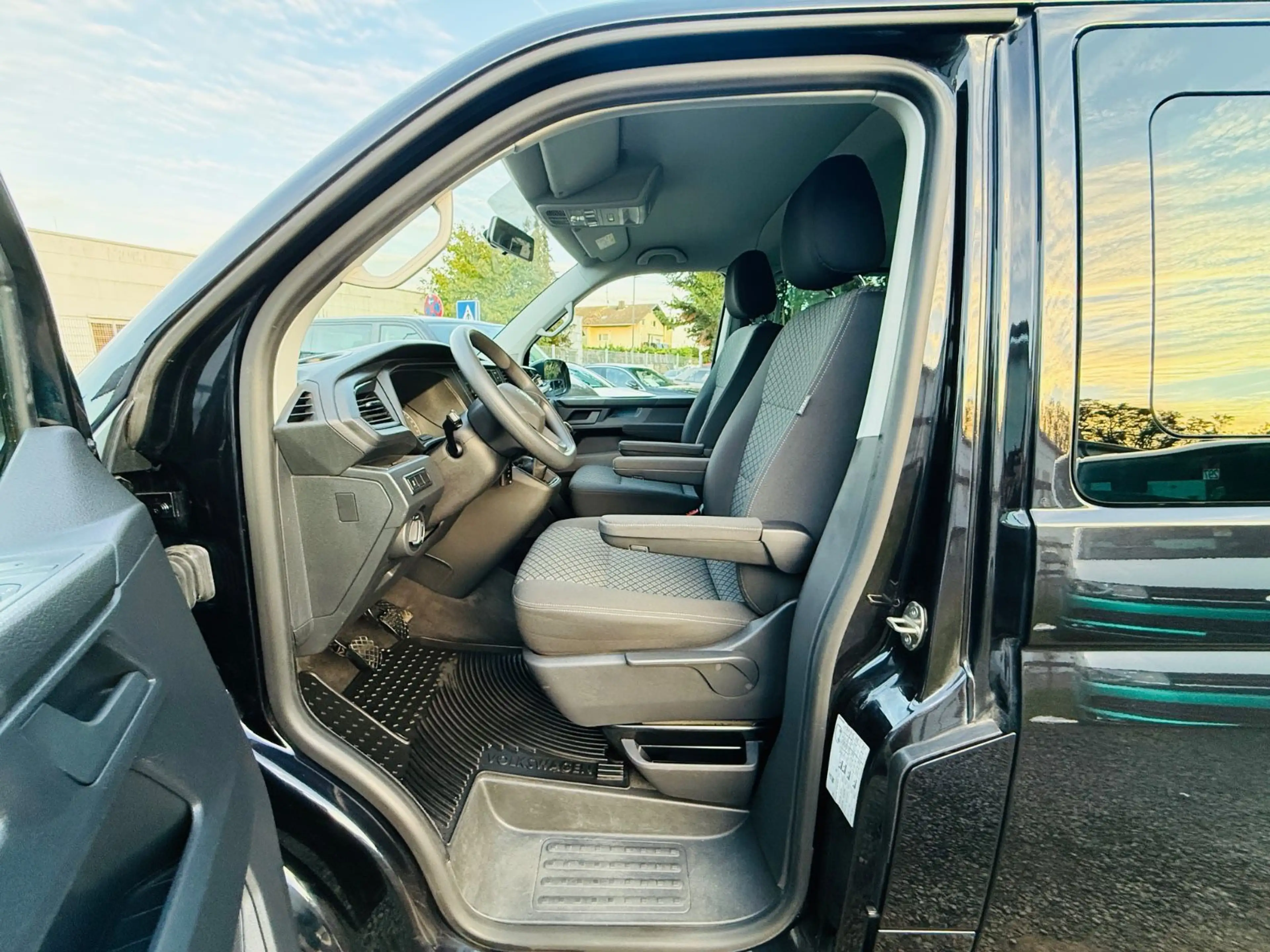 Volkswagen T6 Multivan T6.1 Multivan/AppleCarPlay/Kamera/AHK/LM/SHZ — photo 11