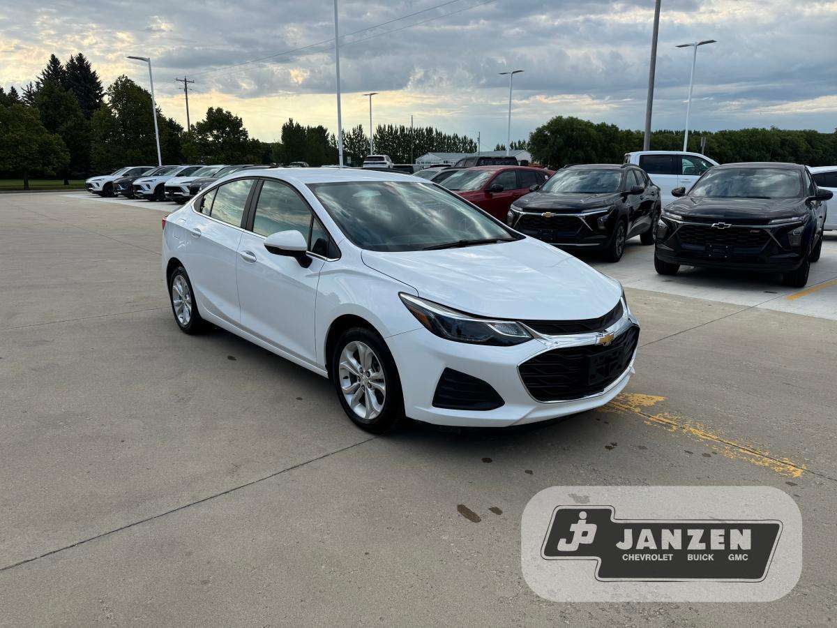 2019 Chevrolet Cruze LT — photo 1