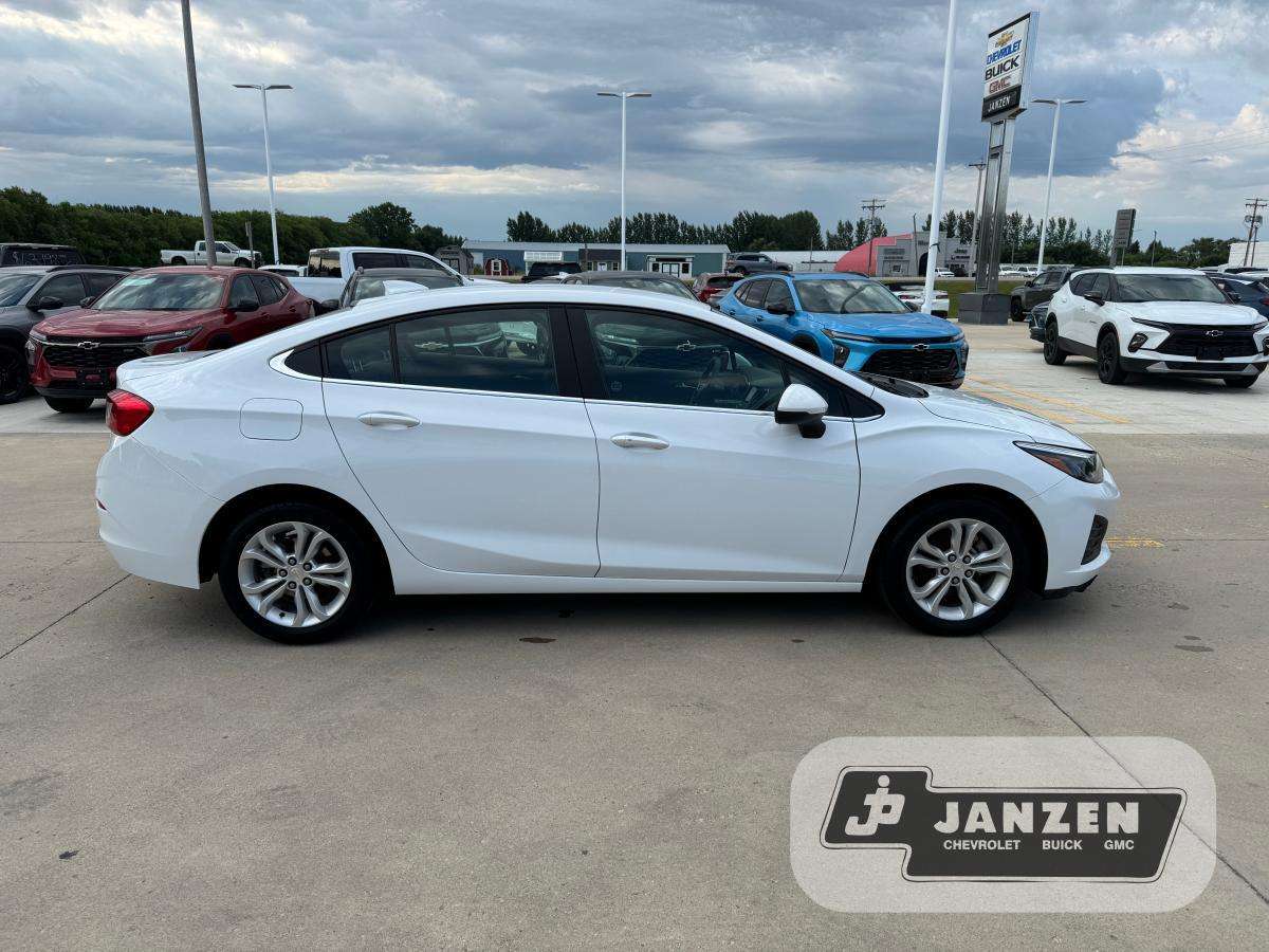 2019 Chevrolet Cruze LT — photo 1