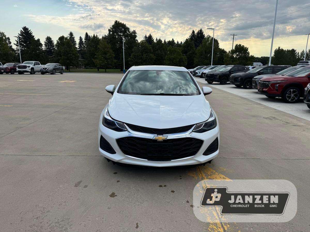 2019 Chevrolet Cruze LT — photo 1