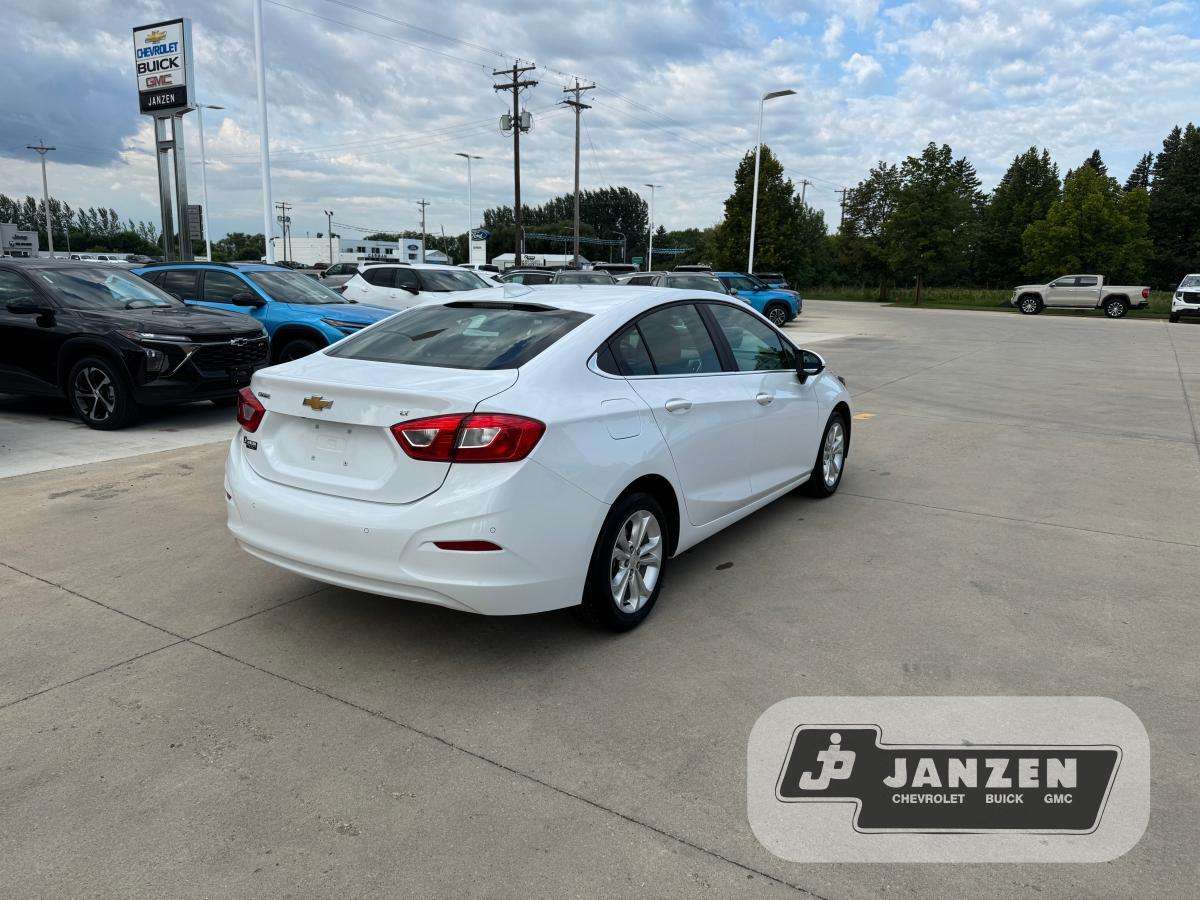 2019 Chevrolet Cruze LT — photo 1