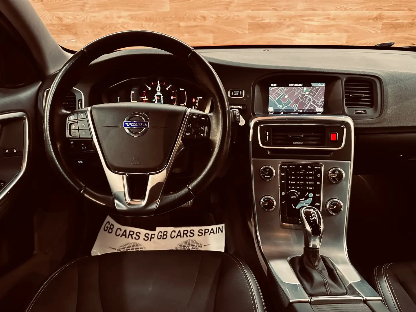 Volvo V60 D3 Inscription Aut. Rouge - 2