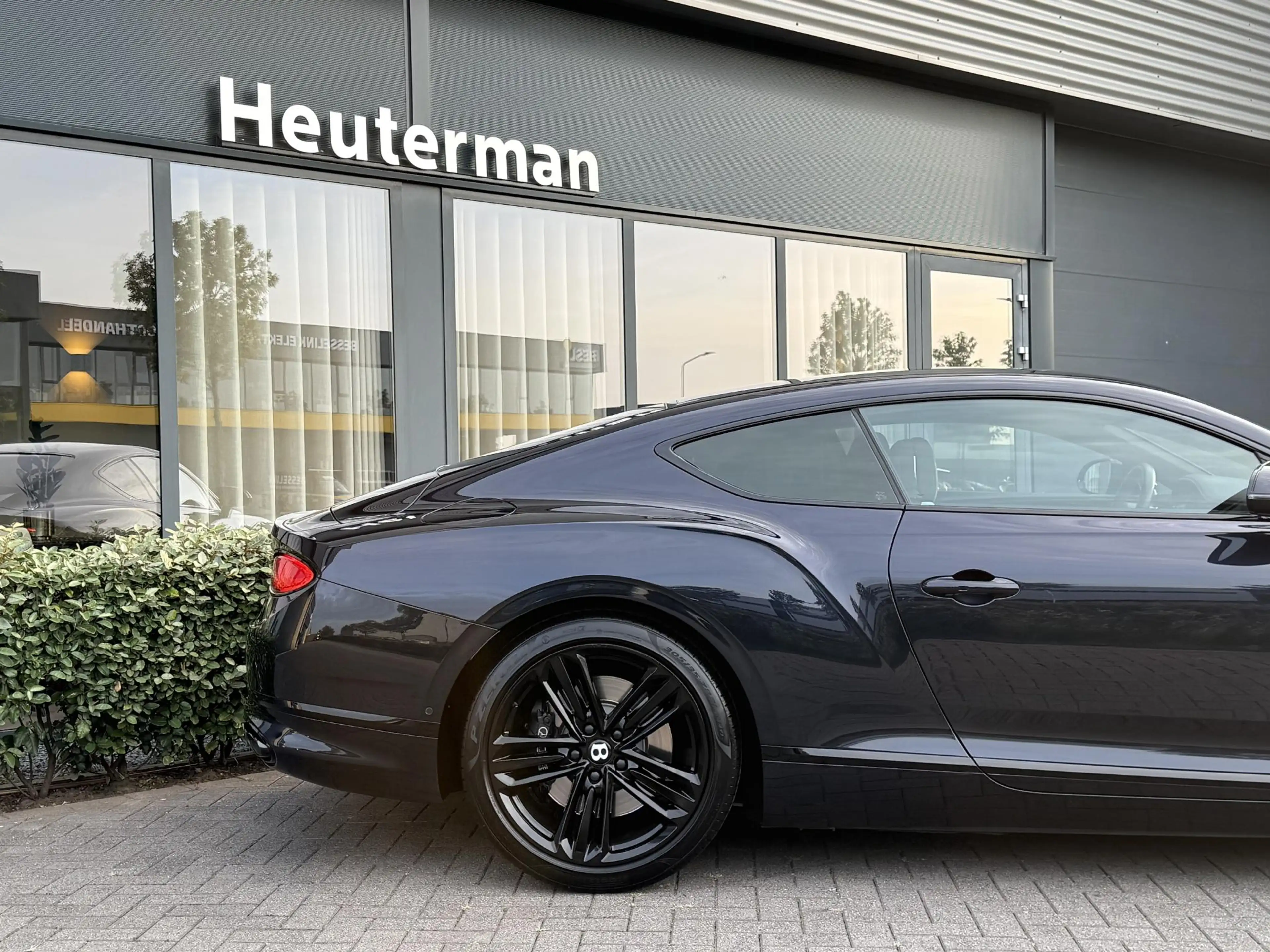 Bentley Continental GT NAIM/Massage/Sofclose/Rotating Screen 4.0 V8 — photo 10
