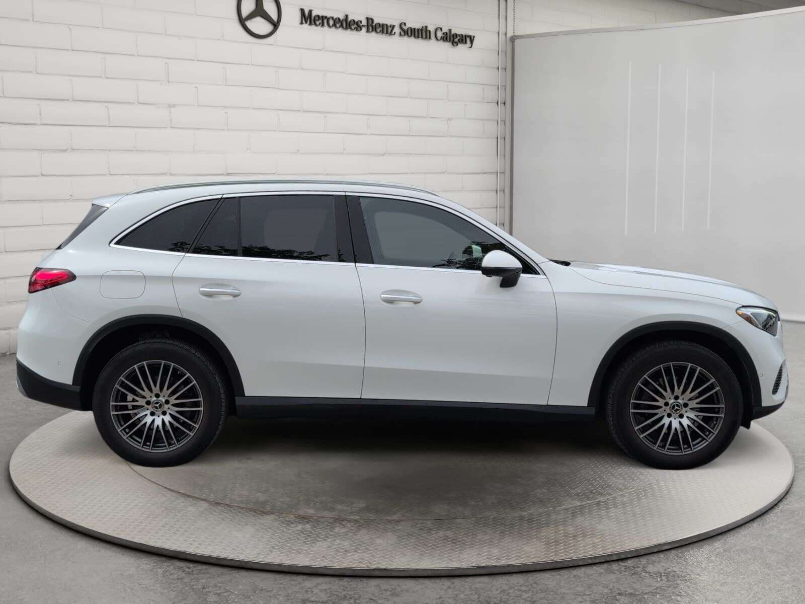 2024 Mercedes-Benz GLC 4Matic: Exclusive Trim, Clean CarFAX, Non-Rental — снимка 1